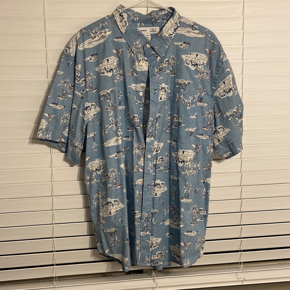 Men’s button-down tee